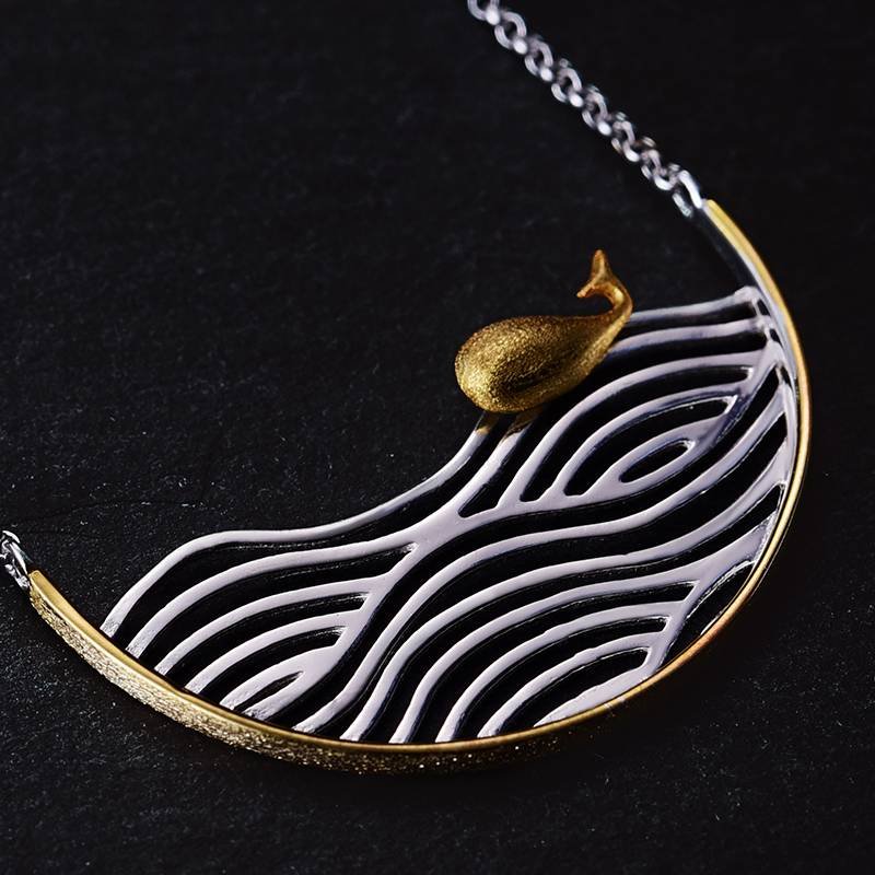 "Wal auf der Welle" Halskette (Silver un Gold)